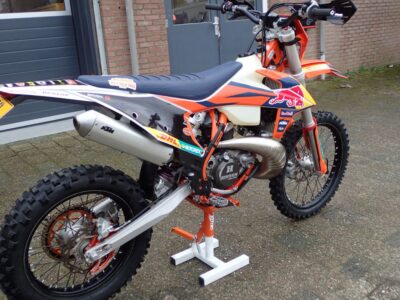 KTM 300 EXC 2023 - 5521 km ! ( btw motor zakelijk te verrekenen !! ) Factory looks - Afbeelding 13